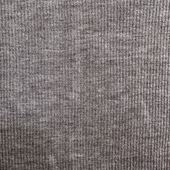 Everlane Ribbed V-neck. - Picture 4 of 5